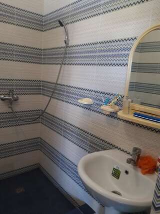 Гостевой дом Guest house U Svety Сухум Классический трехместный номер-6