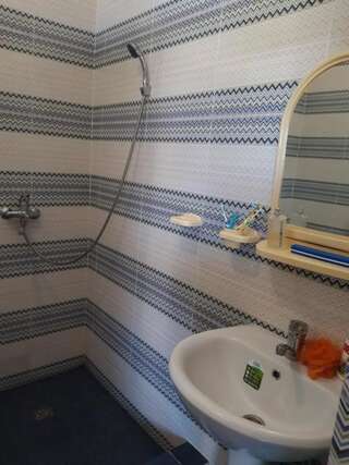 Гостевой дом Guest house U Svety Сухум Классический трехместный номер-7