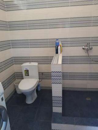 Гостевой дом Guest house U Svety Сухум Классический трехместный номер-8