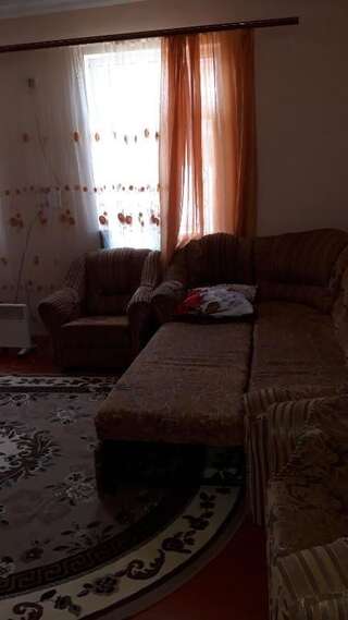 Гостевой дом Guest house U Svety Сухум Классический трехместный номер-11