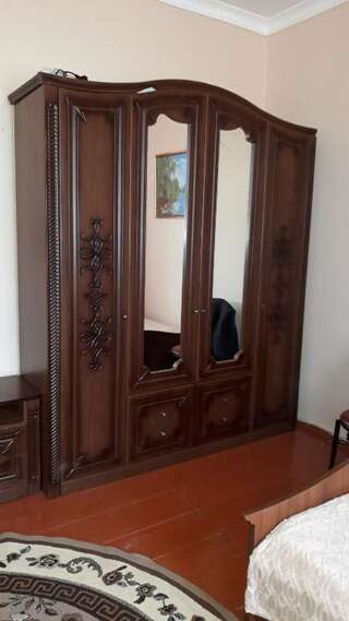 Гостевой дом Guest house U Svety Сухум Классический трехместный номер-13