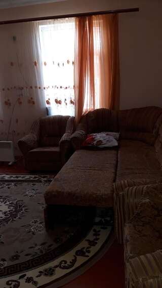 Гостевой дом Guest house U Svety Сухум Классический трехместный номер-3